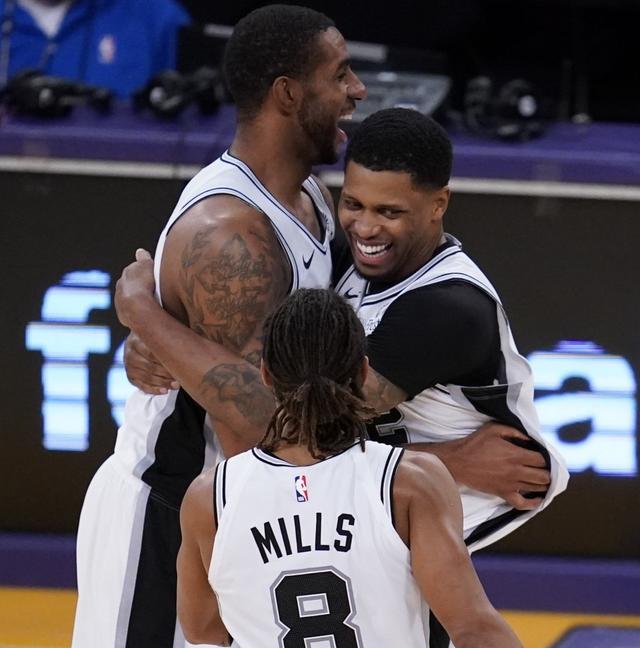 它需要两点 它需要两点